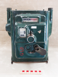 878269 Afbeelding van een muntgasmeter, met centraal de gleuf om gasmunten in te werpen en de draaiknop om de munt te ...